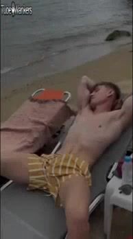 Strand ohne gummi: twink reitet den schwanz des muskulösen daddys