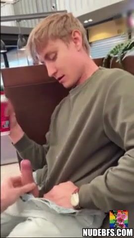 Twink aide papa à vider sa bite dans un café