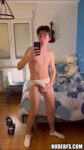 Garçon twink veut la bite crue de papa avant de dormir