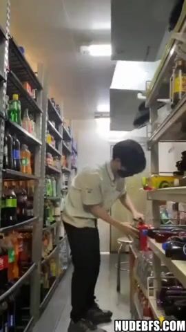 Geiler twink sabian wichst seinen schwanz blank bei der arbeit
