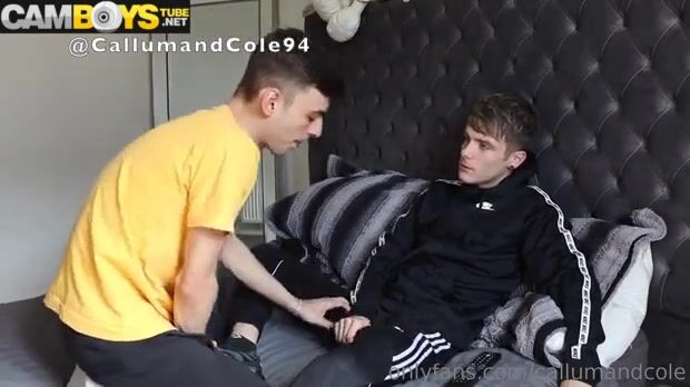 L'ado adore sucer une bite en action sans capote