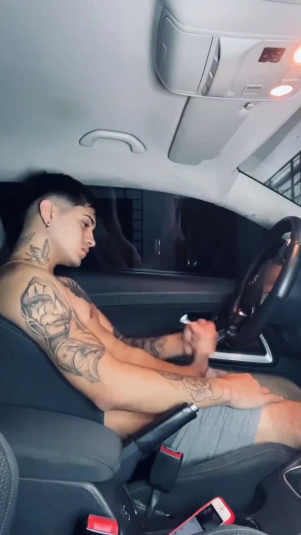 Twink mit beule wichst schwanz im auto