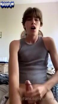 Cute twink unloads huge cumshot