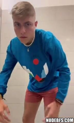 Beau blond se branle dans les chiottes