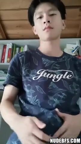 Süßer asiatischer twink sabian wichst seinen harten schwanz