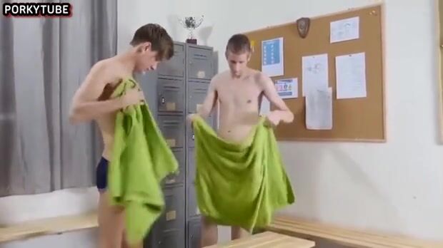 Twink daddy musculoso rola sem capa no vestiário da piscina