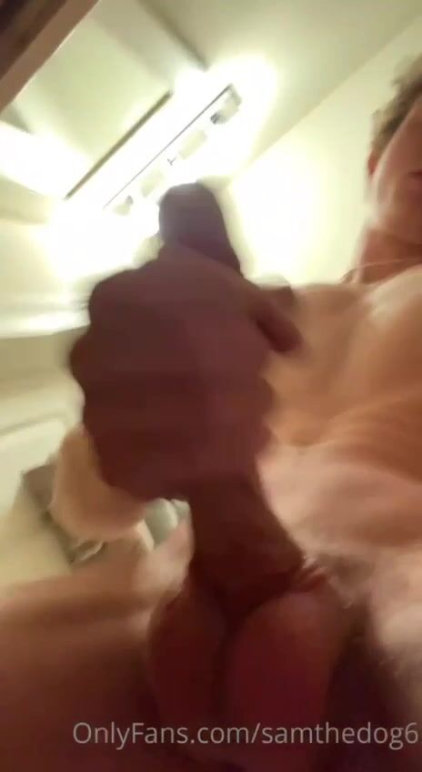 Chico musculoso se pajea y se corre 2