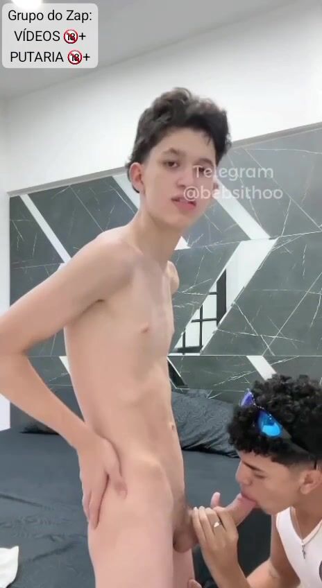 Casal de garotos sem camisinha: novinho cavalga o pau do papai musc...