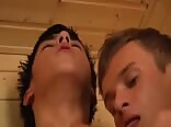 Encuentro sexual entre chicos de la escuela de deportes en la sauna