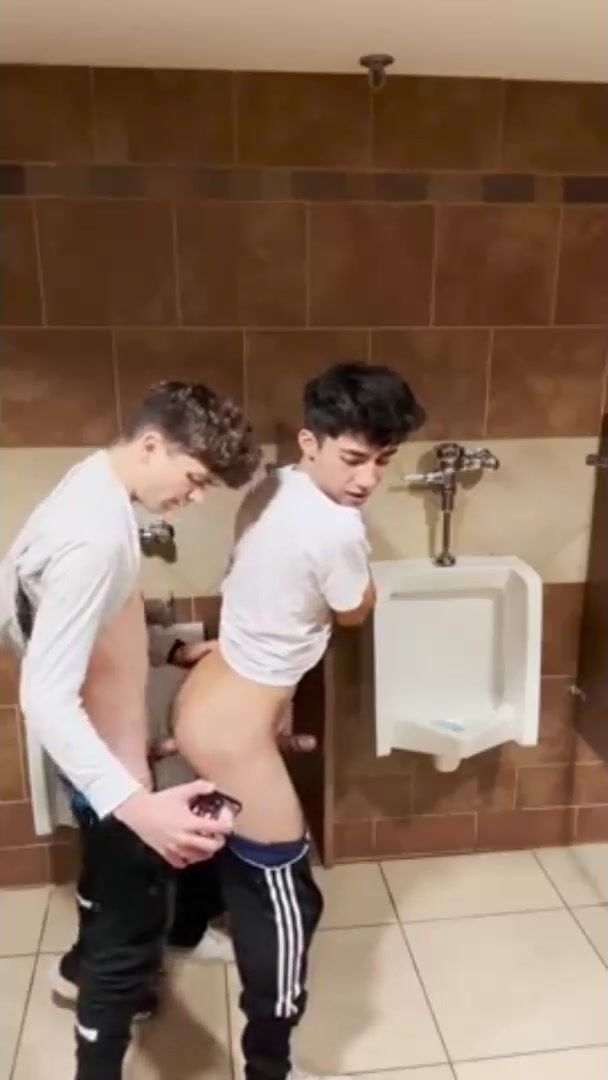 Twinks trepam sem camisinha no banheiro da escola após o sino