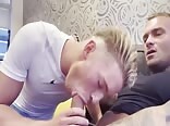 فتى مشاغب متلبس يتلقى زب شاب ناعم