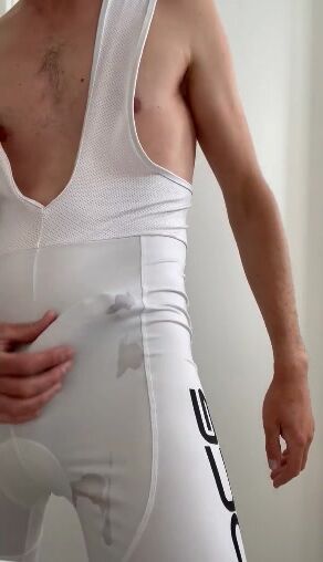 Scally kommt zweimal in weißem lycra