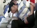 Los chicos divertidos disfrutan del orgy caliente