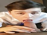 Chico de escuela chupa polla de daddy musculoso