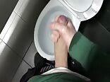 Colegial se pajea en el baño - porno de chicos