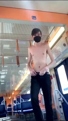 Twink se desnuda en el tren, la polla cruda de papá esperando