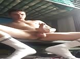 सेक्सी सफेद मोज़े लड़का गुप्त रूप से हस्तमैथुन करता है