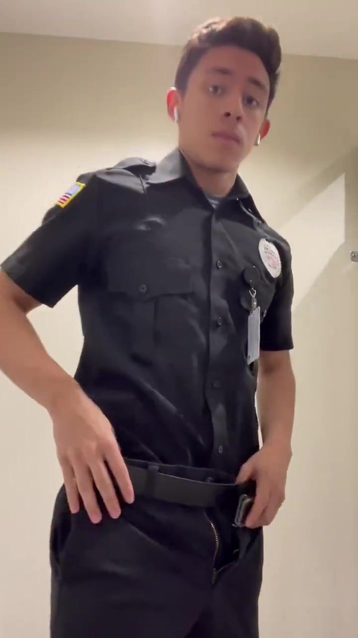 警備のイケメンが筋肉ケツを披露