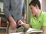 твинк соблазняет учителя на секс без презерватива