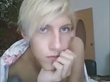 Verführerische blondine zeigt ihren umwerfenden körper