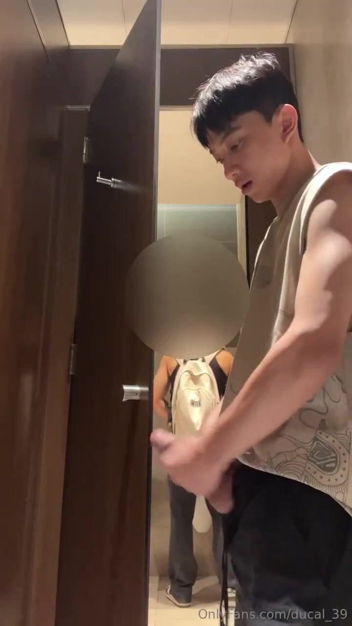 Soytu adolescente sincondón papi musculoso polla en baño