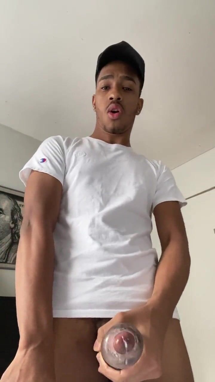 Negro jovencito se folla su polla