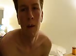Schwuler twink spritzt sich ins gesicht im porno