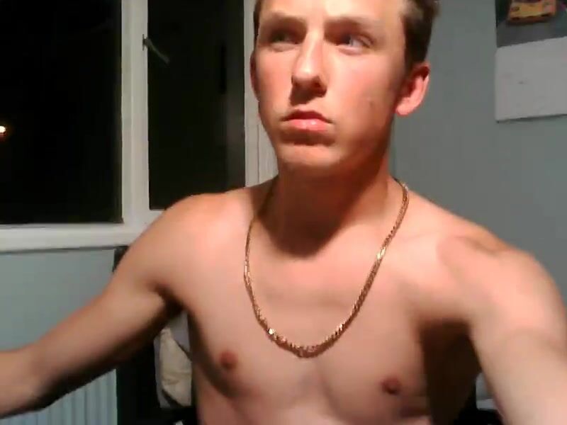 Cam boy ado auto-suceur montre baise sans capote