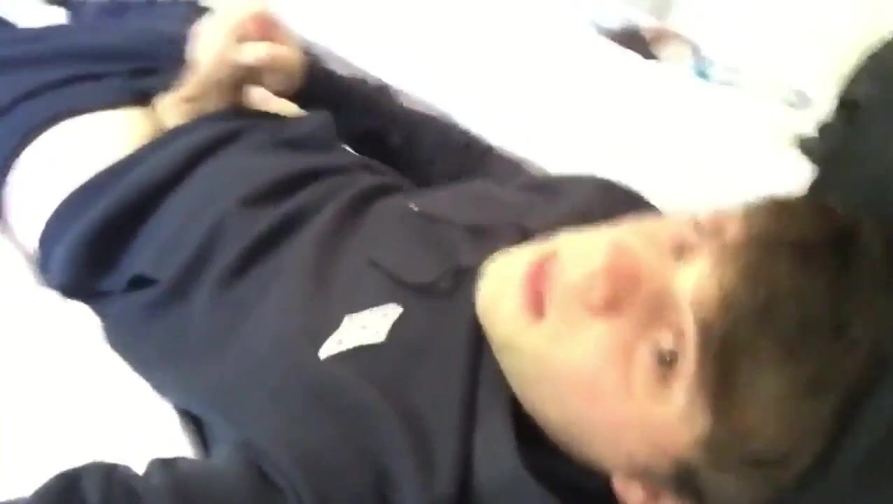 Stöhnender selfie-junge spritzt heftig auf seinen hoodie