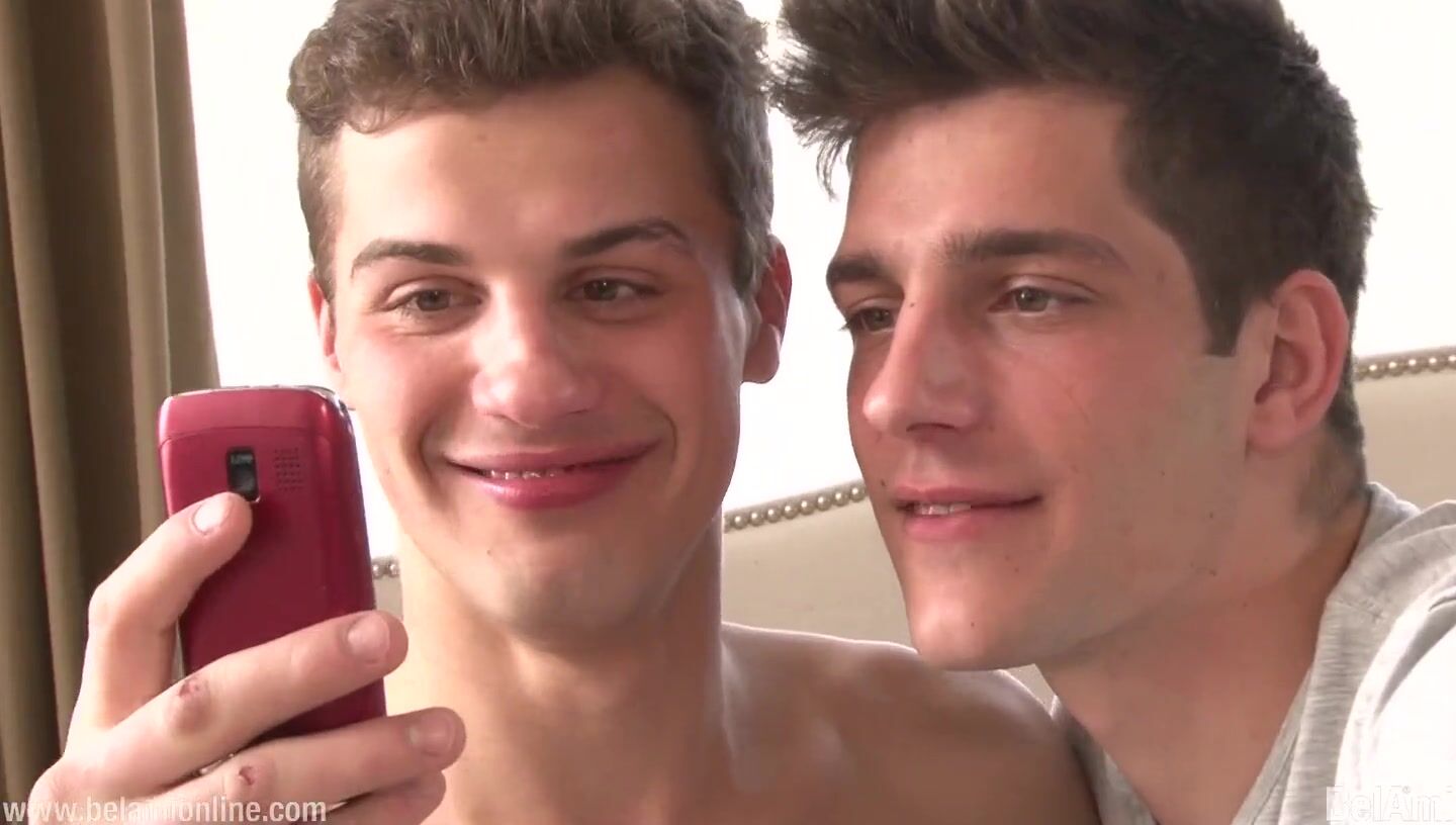Selfie de pareja gay en acción de polla sin condón