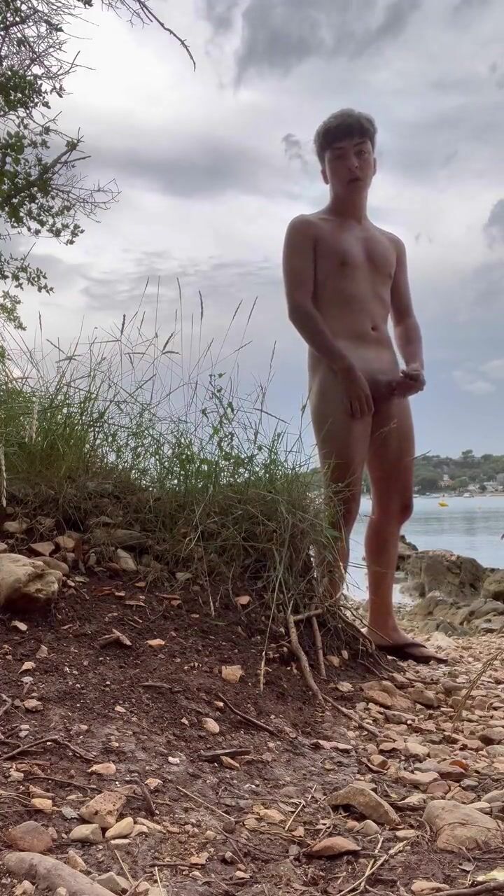Twink wichst draußen und kommt