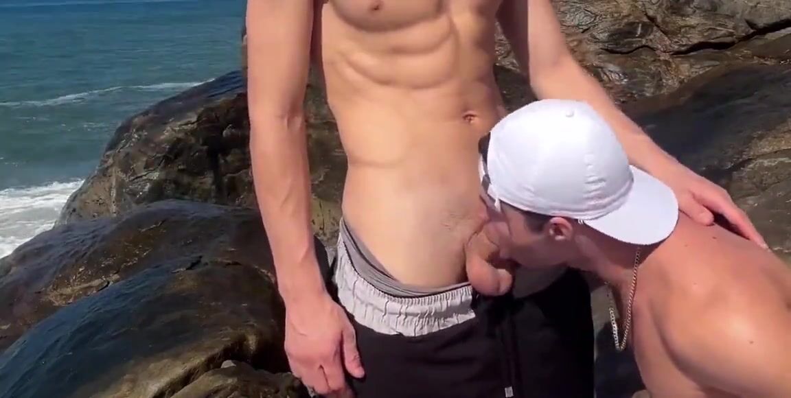 Sexo en la playa acaba en corrida