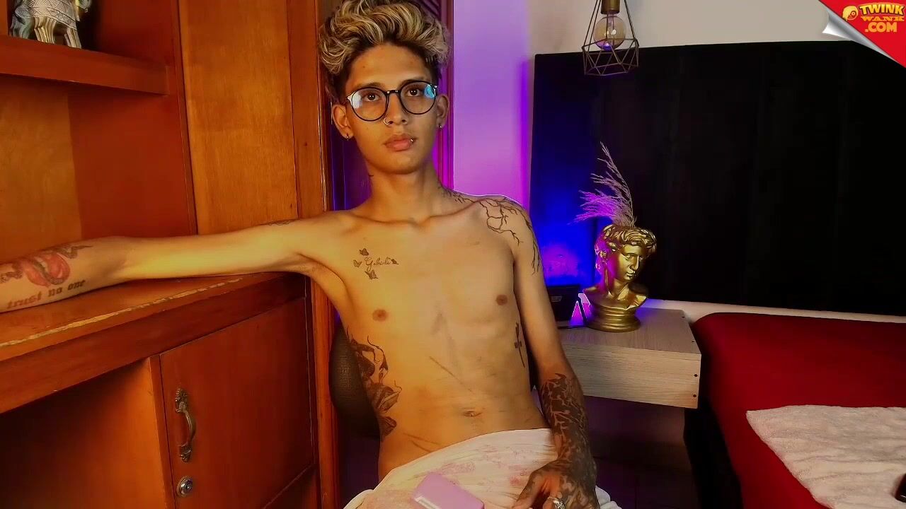 Hot camboy solo sex show on cam porn tube