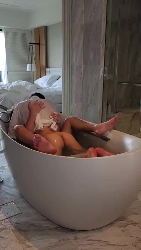 Baise à cru dans la baignoire