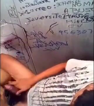 Sexo en el baño observado