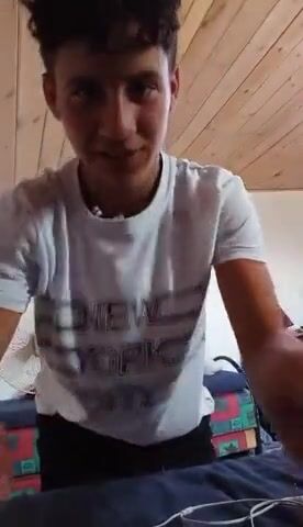 Jolie jeune de 18 ans se caresse seule avec un jouet sexuel