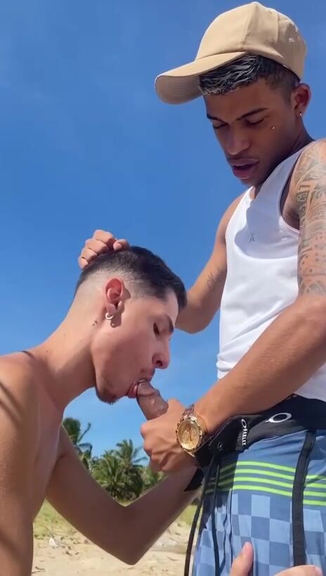 Twink chupa la polla del papá musculoso a pelo en la playa