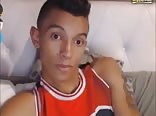 Twink latino liso acaricia o pênis na cama