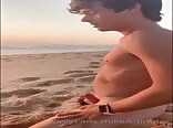 Action sexuelle nue de garçon de plage