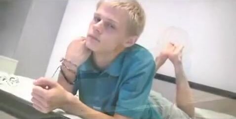 Blond hunk poses and jerks on gaytube