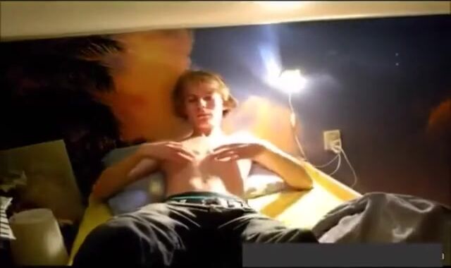 Bronha de madrugada: garoto gostoso no quarto