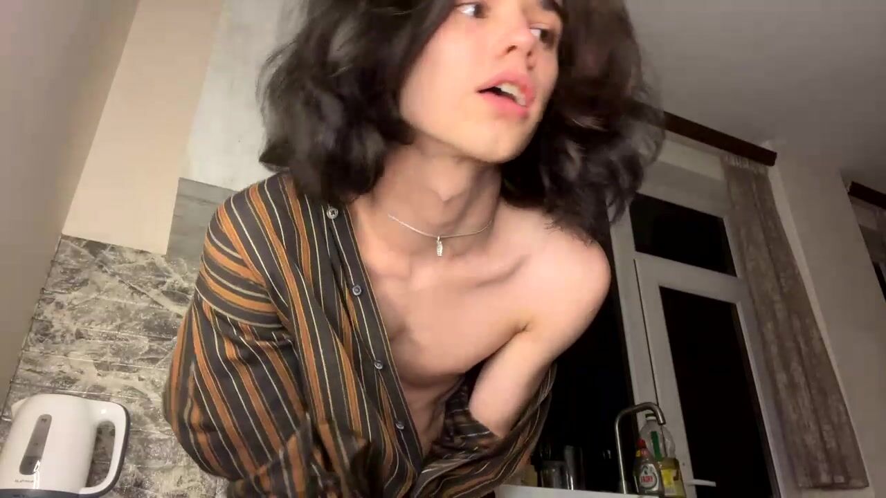 Twink sexy muestra su polla dura