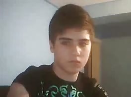 Chico sexy se masturba y corre fuerte 2