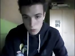 Ado sexy se branle fort et éjacule en cam