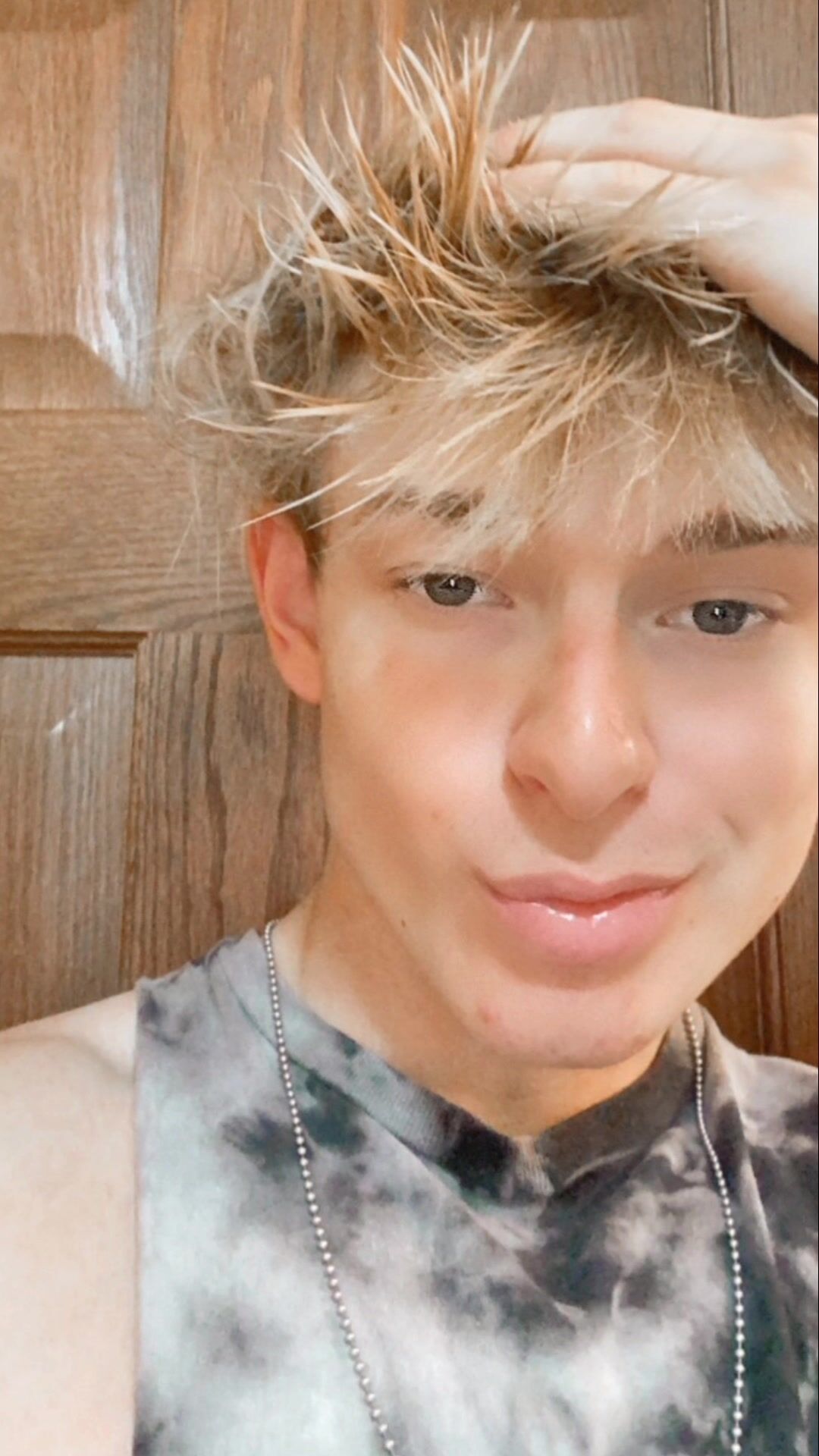 Brett se masturba no chuveiro