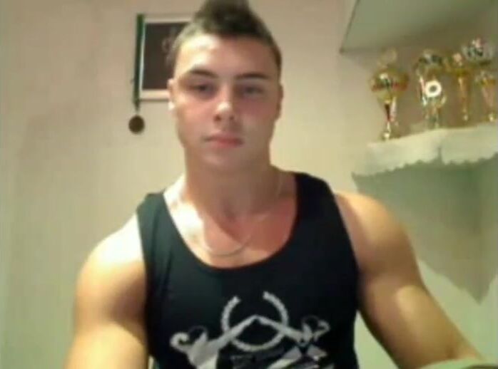 Sexy twink gives hunk guy a hot cam show