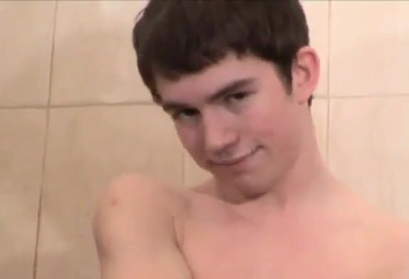 Cj muskulöser twink bareback dusche schwanz sperma