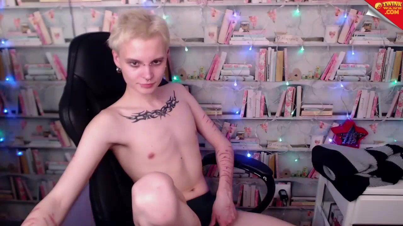 Chico cam caliente enseña polla sin condón