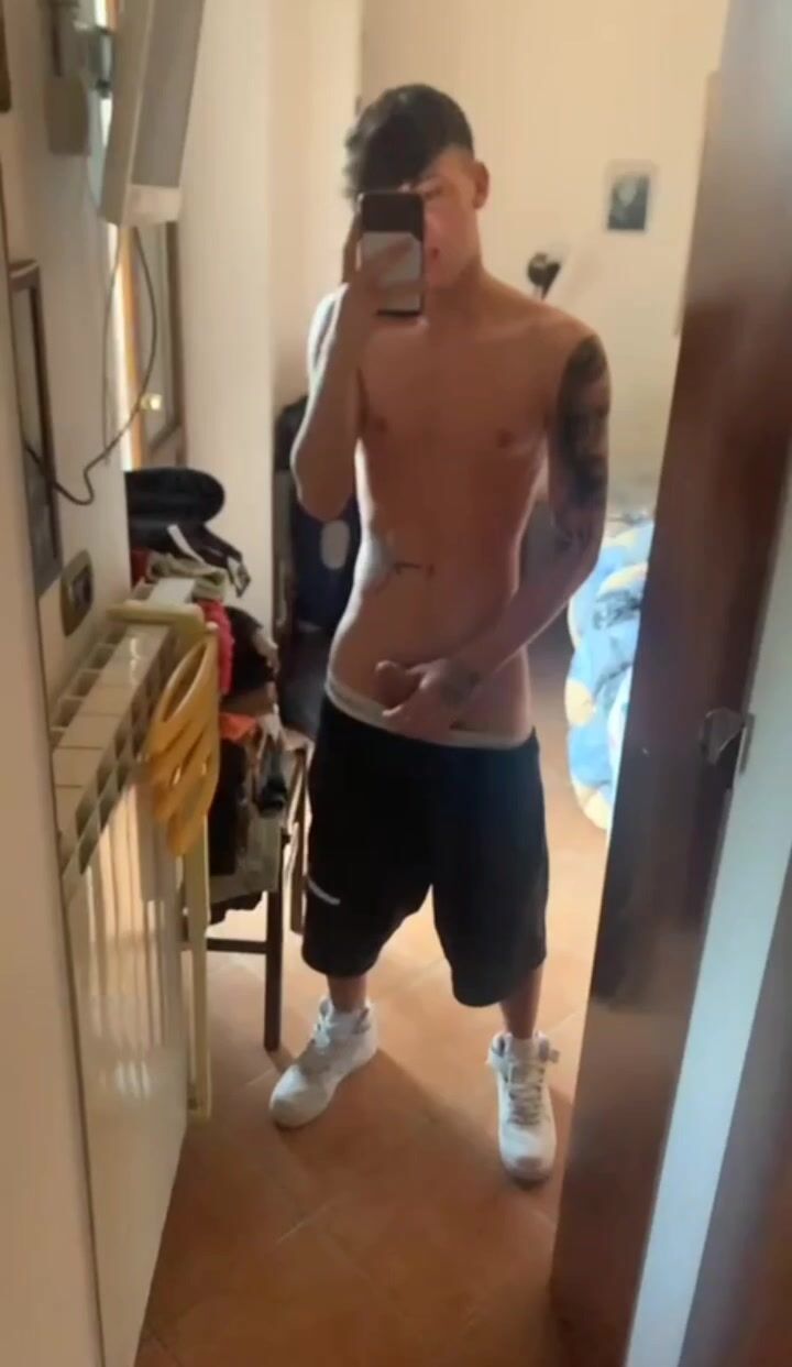 Chico italiano tatuado se pone sexy