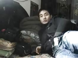 сексуальный парень дрочит и кончает 3